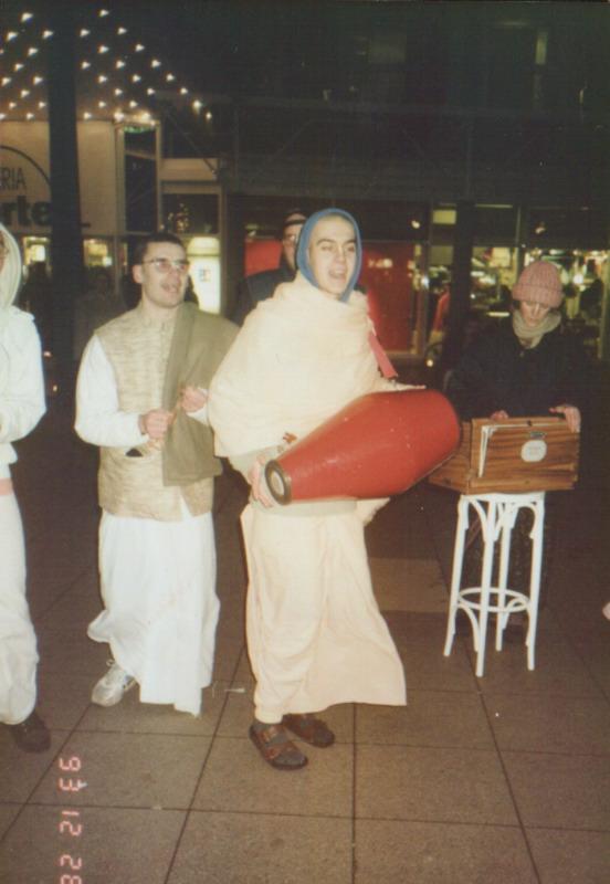 1993 Harinam U Heidelbergu Ispred Macdonaldsa Za Dipet, Iza Su Damodar Deva D I Vrindavanesvari Dd