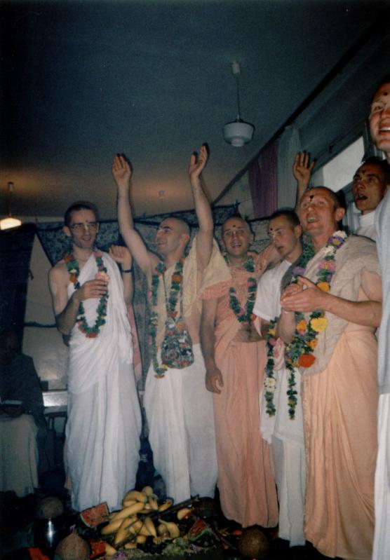 86_DRd, Radhe Govinda & Sri Visnu Puri inicijacija_2000