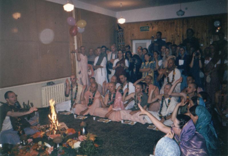 96_DRd, Radhe Govinda & Sri Visnu Puri inicijacija_2000