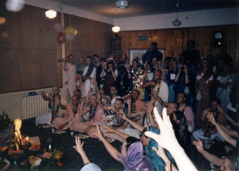 97_DRd, Radhe Govinda & Sri Visnu Puri inicijacija_2000