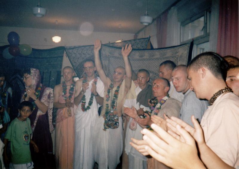 99_DRd, Radhe Govinda & Sri Visnu Puri inicijacija_2000