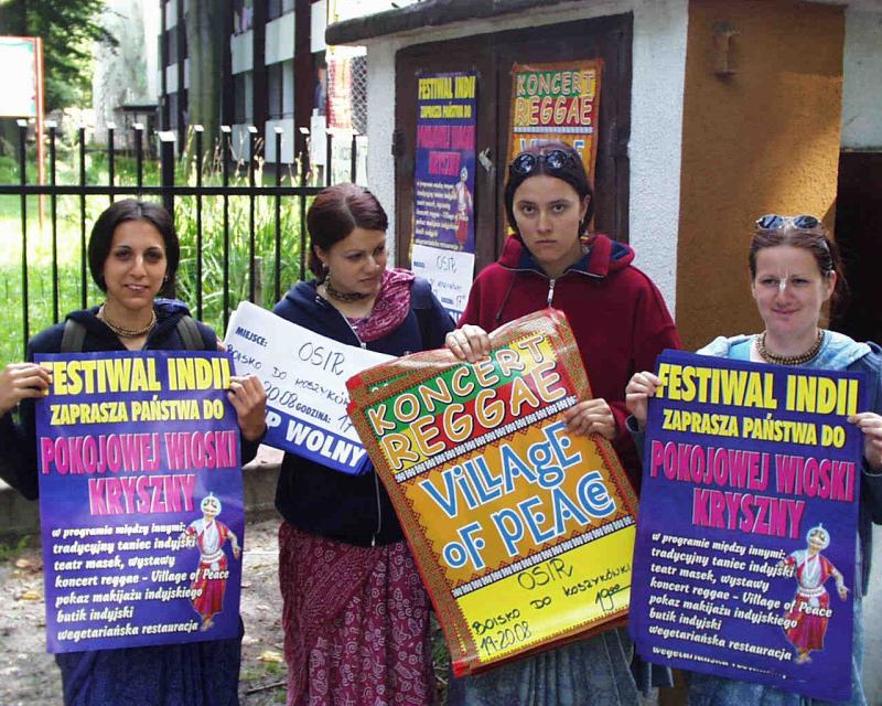 42_Govindasthali, Manjari Seva, Ksenija i Kamala Kumari_1999