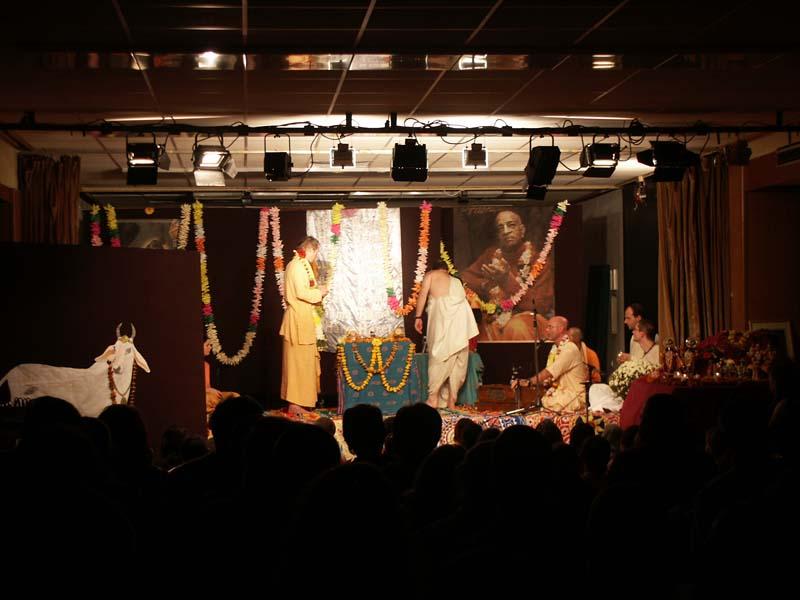 Javni program i Govardhana Puja odrzani u Zagrebu 25. i 26. 10. 2003. godine; gosti: Sacinandana Swami i Indradyumna Swami 31