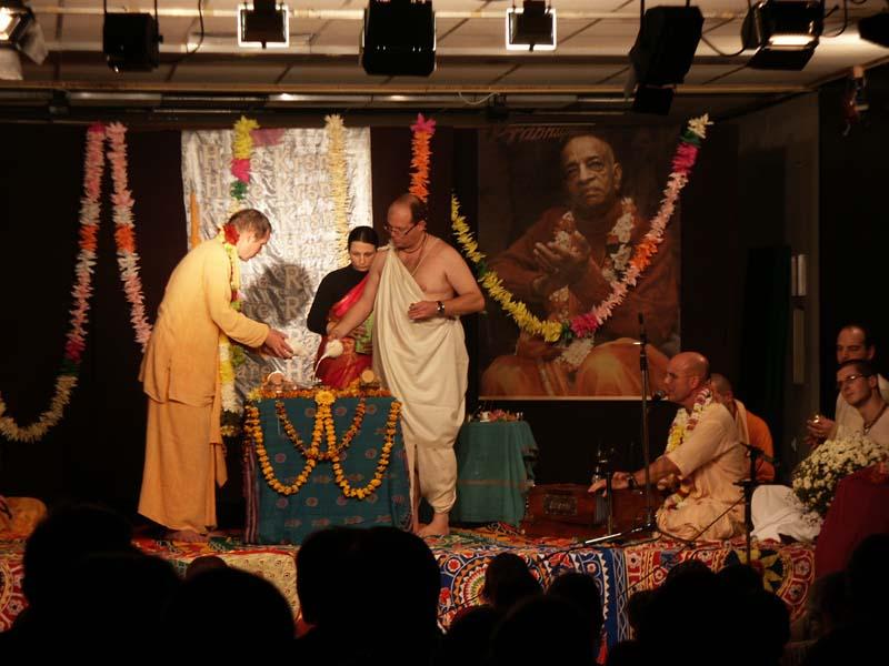 Javni program i Govardhana Puja odrzani u Zagrebu 25. i 26. 10. 2003. godine; gosti: Sacinandana Swami i Indradyumna Swami 32