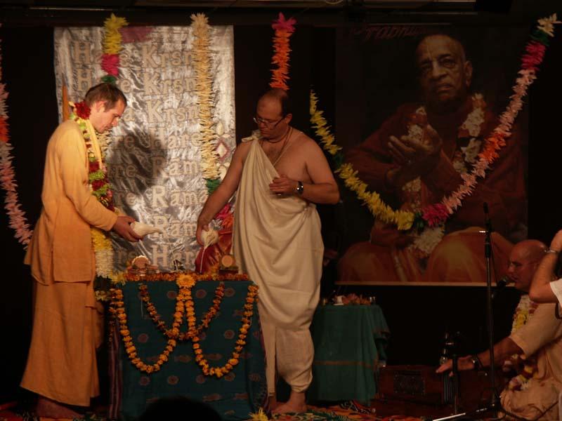 Javni program i Govardhana Puja odrzani u Zagrebu 25. i 26. 10. 2003. godine; gosti: Sacinandana Swami i Indradyumna Swami 33